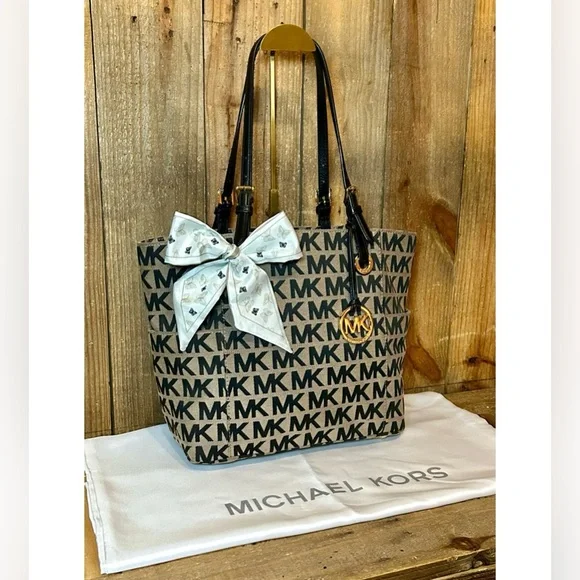 Michael Kors. 3 Piece Set: Jet Set Tote Bag with Free Dust Bag & Purse Scarf. - Picture 11 of 16